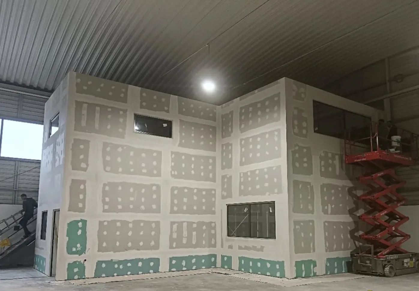Estrutura interior em placas antes da pintura
