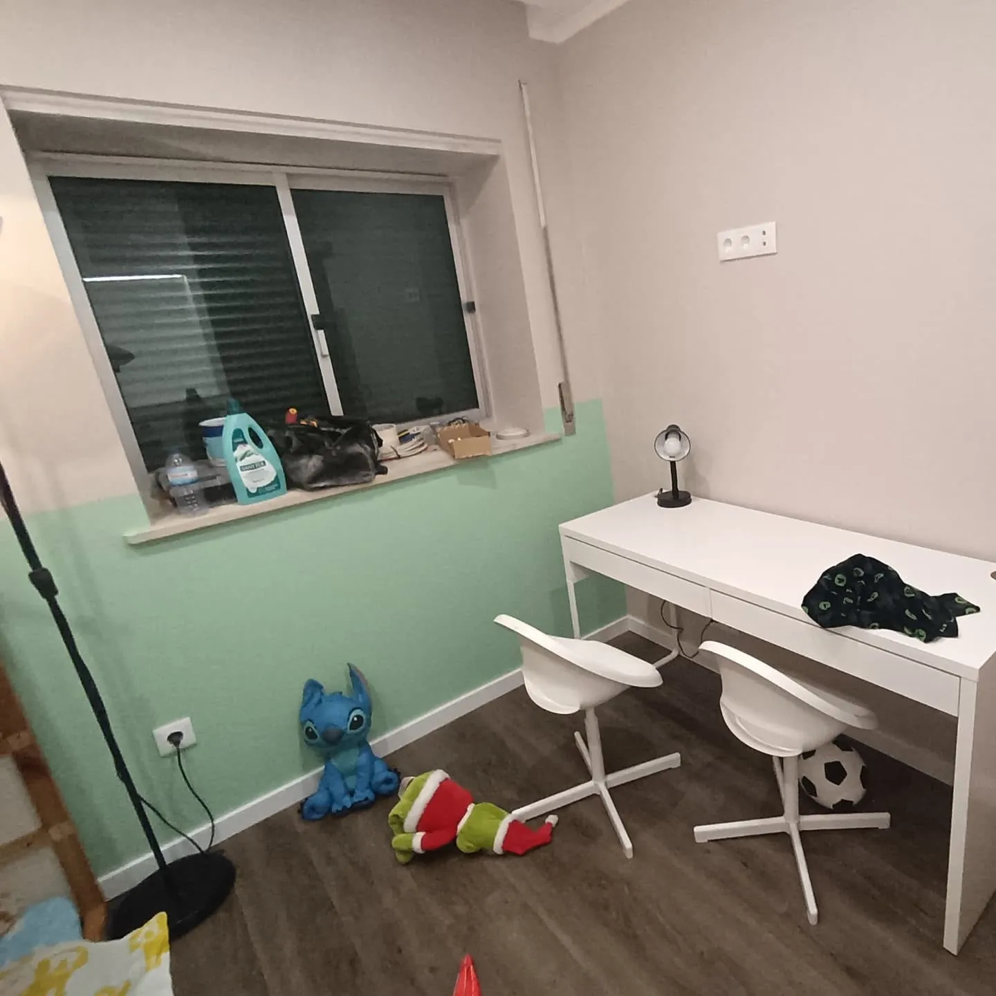 Quarto remodelado com paredes pintadas em dois tons e secretária